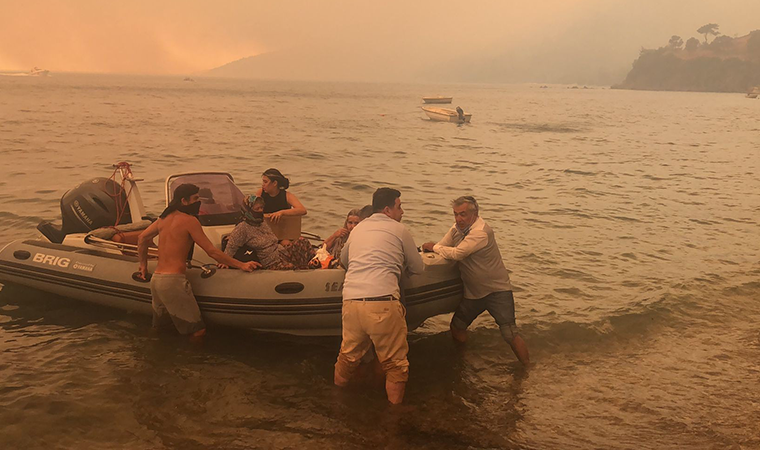 Botlar, tekneler seferber oldu, mahalleli yangından kurtarılıyor