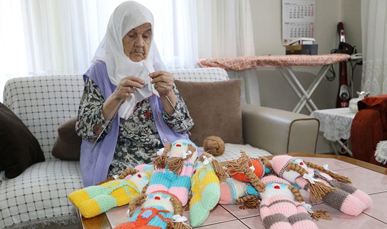 96 yaşındaki Sıdıka nineden çocuklara 'örgü bebekler'