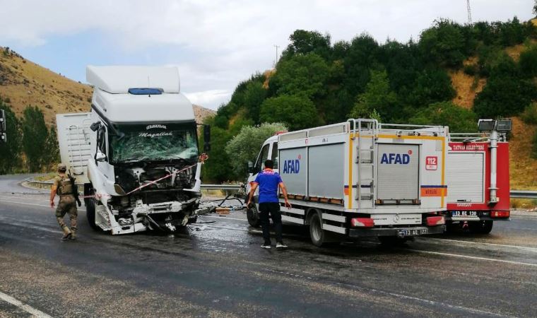 TIR ile kamyonet çarpıştı: 2 ölü, 3 yaralı