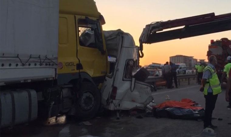 Gaziantep'te facia: Tarım işçileri taşıyan minibüse tır çarptı