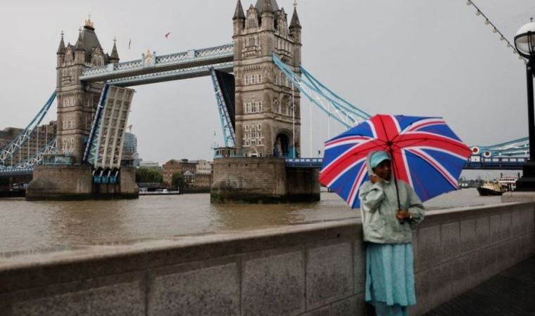 Londra'daki Tower Bridge köprüsünün kolları havada asılı kaldı