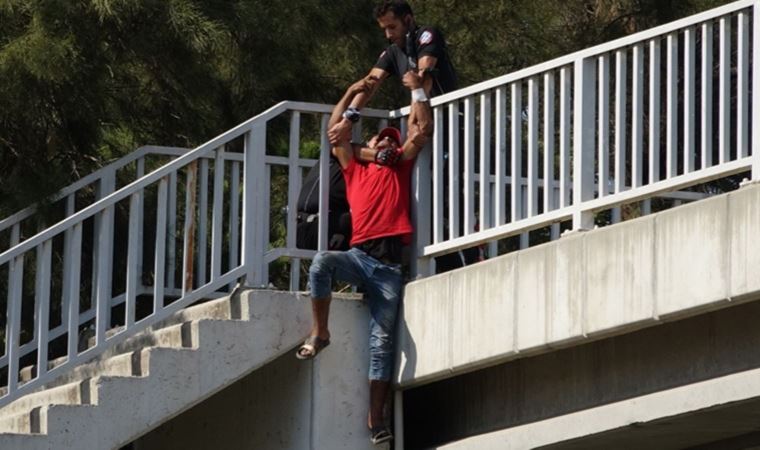 Suriyeli genci üst geçitten atlamak üzereyken polis yakaladı: 