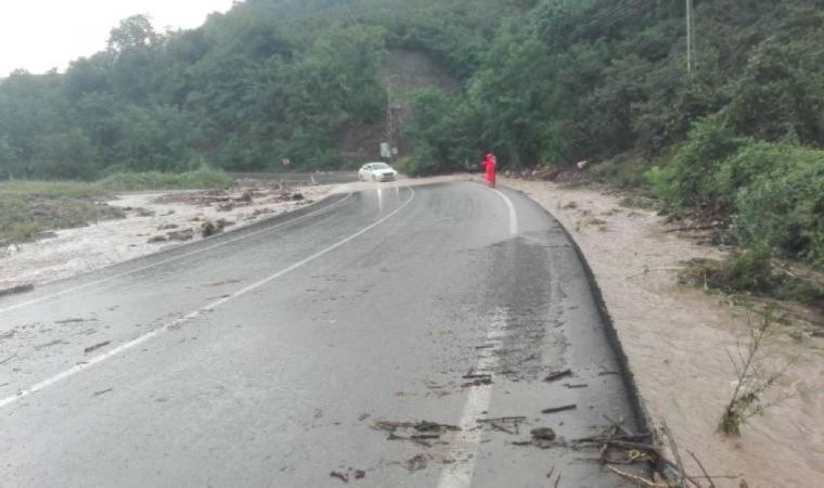 Ordu’da sağanak nedeniyle dere taştı, yol geçici olarak ulaşıma kapandı