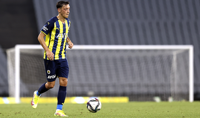 Mesut Özil: Fenerbahçe'de oynamak baskı yaratıyor