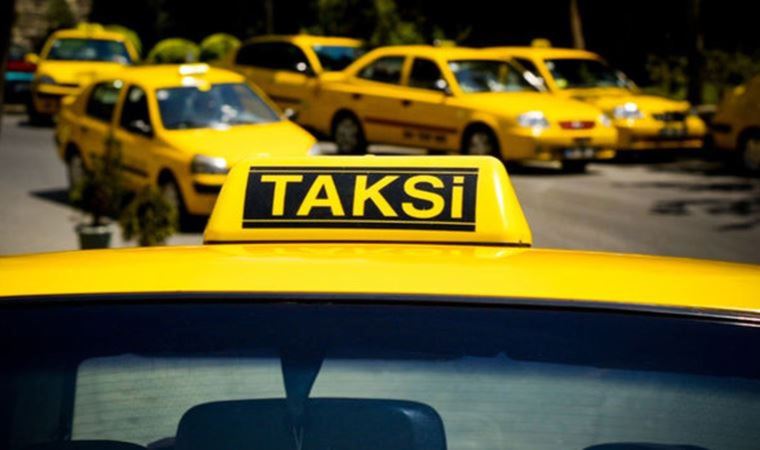 Taksi ile göçmen taşıyan 2 şüpheliye gözaltı