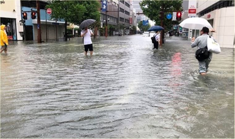 Japonya'da şiddetli yağışlarda bir kadın ve iki çocuğu öldü