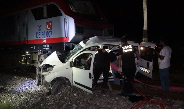 Uşak’ta yük treni, ticari araca çarptı: 2 ölü