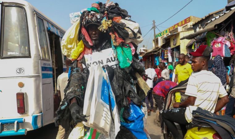 Senegal'in 'Plastik Adamı', Dakar sokaklarında plastik atıklarla savaşıyor