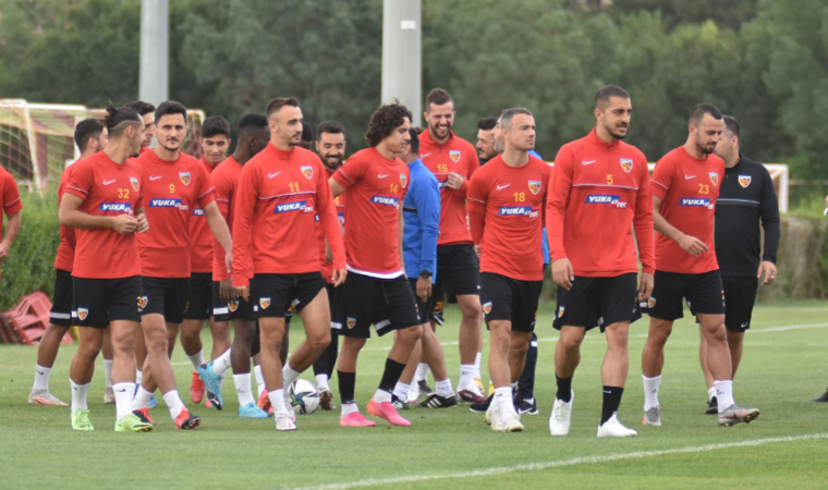 Yukatel Kayserispor, Hikmet Karaman ile el sıkıştı