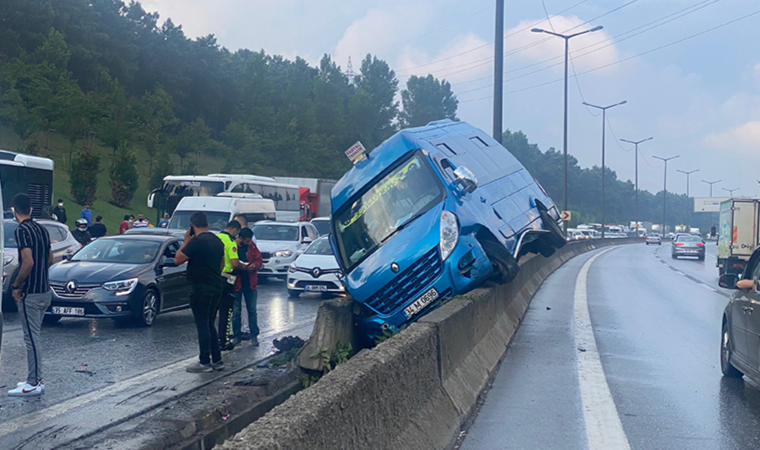 Sancaktepe'de 6 aracın karıştığı kaza: Yaralılar var