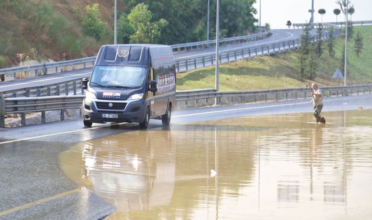 10 dakika süren kuvvetli sağanak yolları göle çevirdi