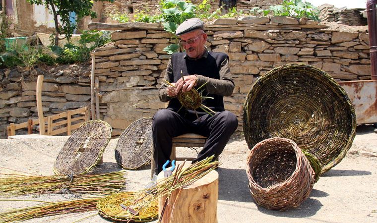 Geçimini 14 yıldır sepet örerek sağlıyor: 'Sepetçilik mesleğini sürdürmeye kararlıyım'