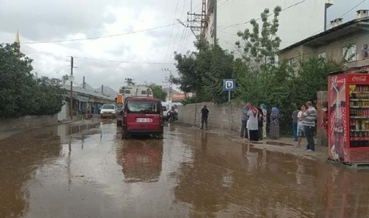 Yollar sel suları nedeniyle kapanırken, birçok iş yerini su bastı