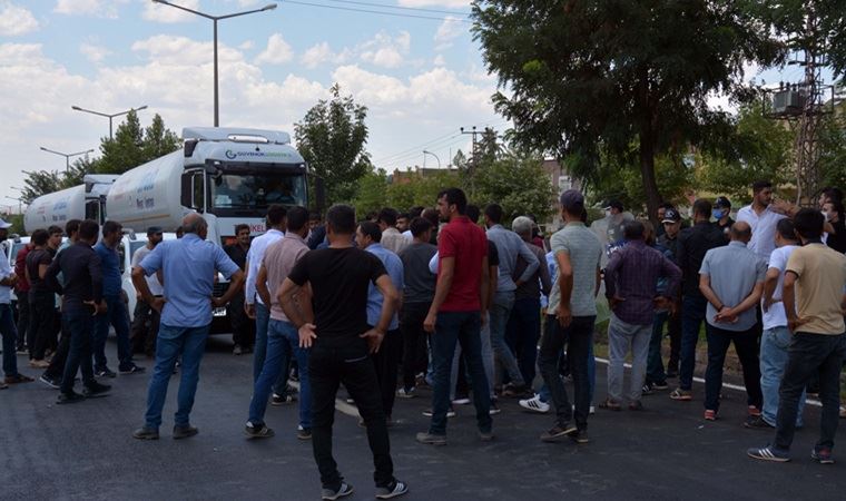 Elektrik kesintilerini protesto eden çiftçiler yol kapattı