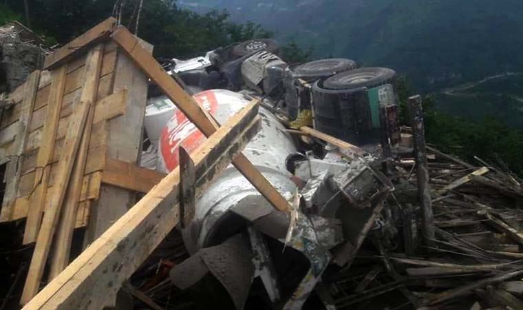 Ordu'da beton mikserinin altında kalan iki işçi yaralandı