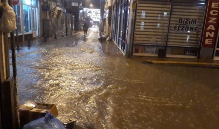 Kastamonu’da sağanak etkili oldu, cami ve iş yerlerini su bastı