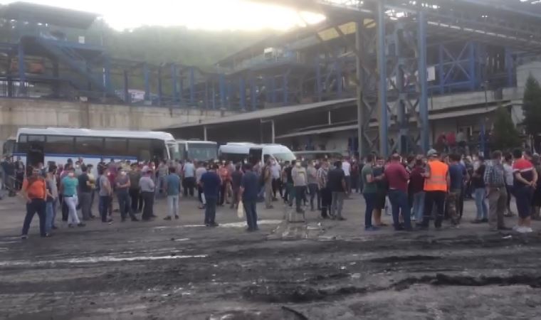 Soma'da maden işçileri, servis araçlarının yolunu kesip eylem başlattı