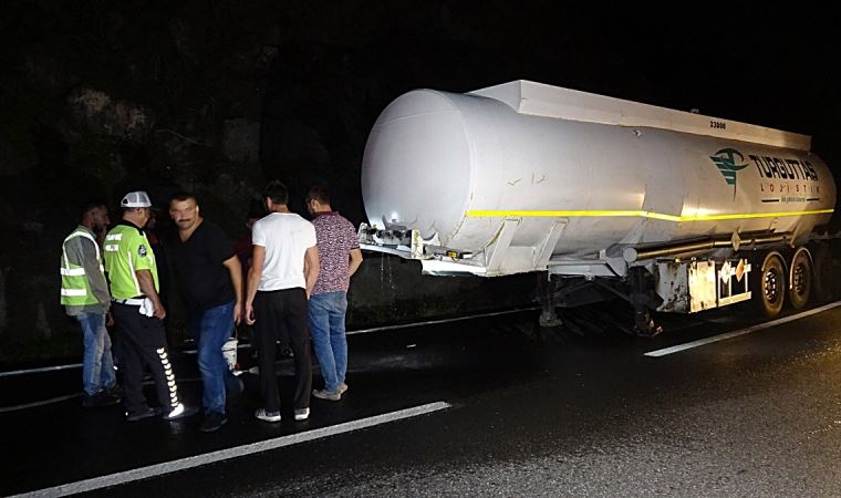 Bolu Dağı'nda metenol taşıyan tankerin dorsesi koptu