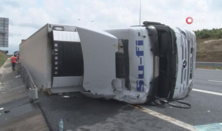 Kuzey Marmara otoyolunda tır devrildi: 1 yaralı