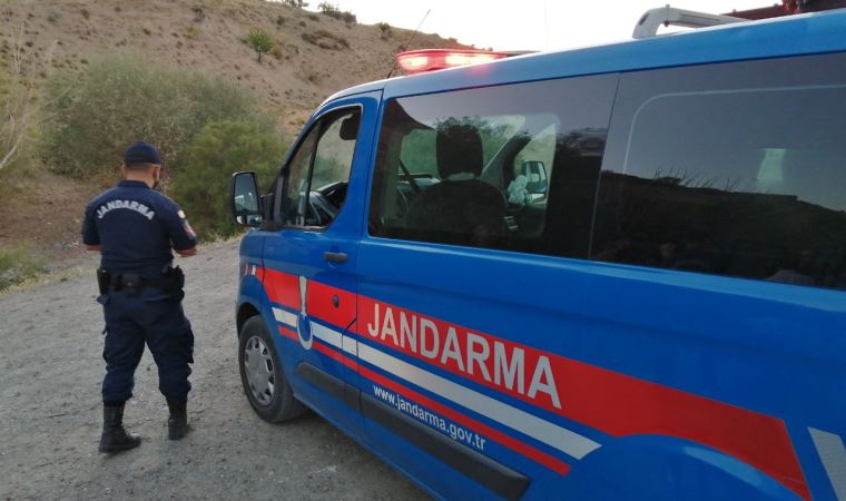 Barajda, suyun çekildiği bölgede el bombası bulundu