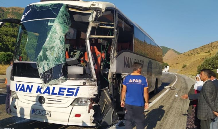 Yolcu otobüsü ile TIR çarpıştı; 1'i ağır, 3 yaralı