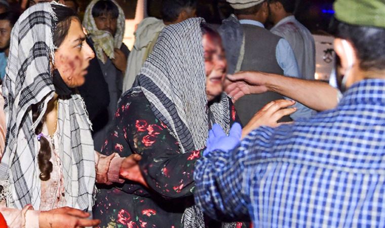 Çekilme ve kaçış kaosunun yaşandığı Kâbil Havaalanı’nın çevresinde altı patlama meydana geldi