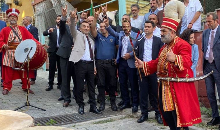 MHP etkinliğinde polisten tepki çeken 'bozkurt' işareti