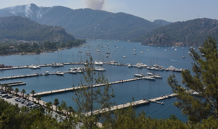 Alevlerin ilerlediği Marmaris'te marinadaki yatlar ve tekneler açığa demirledi