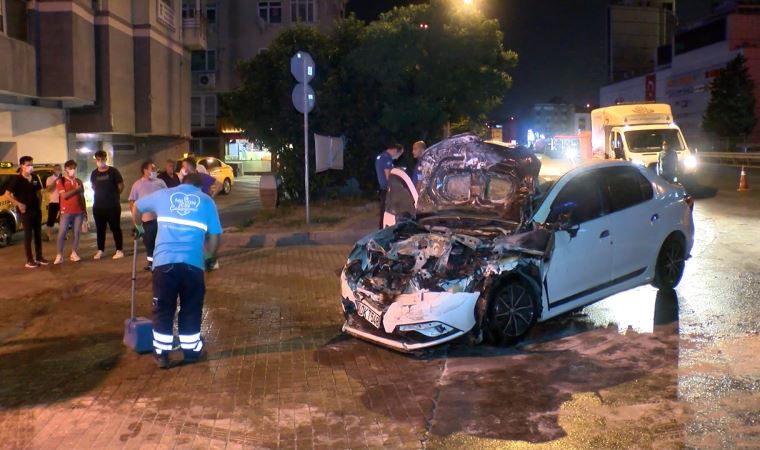 Büyükçekmece'de vince arkadan çarpan otomobil alev aldı: 2 yaralı