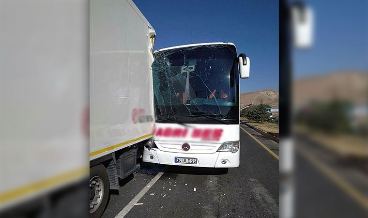 Erzincan'da yolcu otobüsü TIR'a çarptı: 26 yaralı