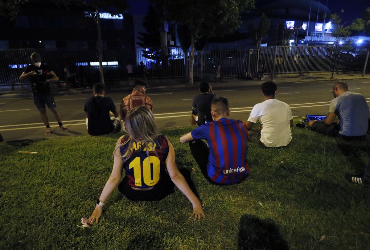 Barcelonalı taraftarlar Lionel Messi için Camp Nou'da toplandı