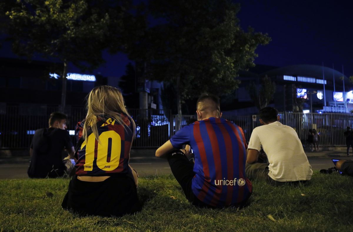 Barcelonalı taraftarlar Lionel Messi için Camp Nou'da toplandı