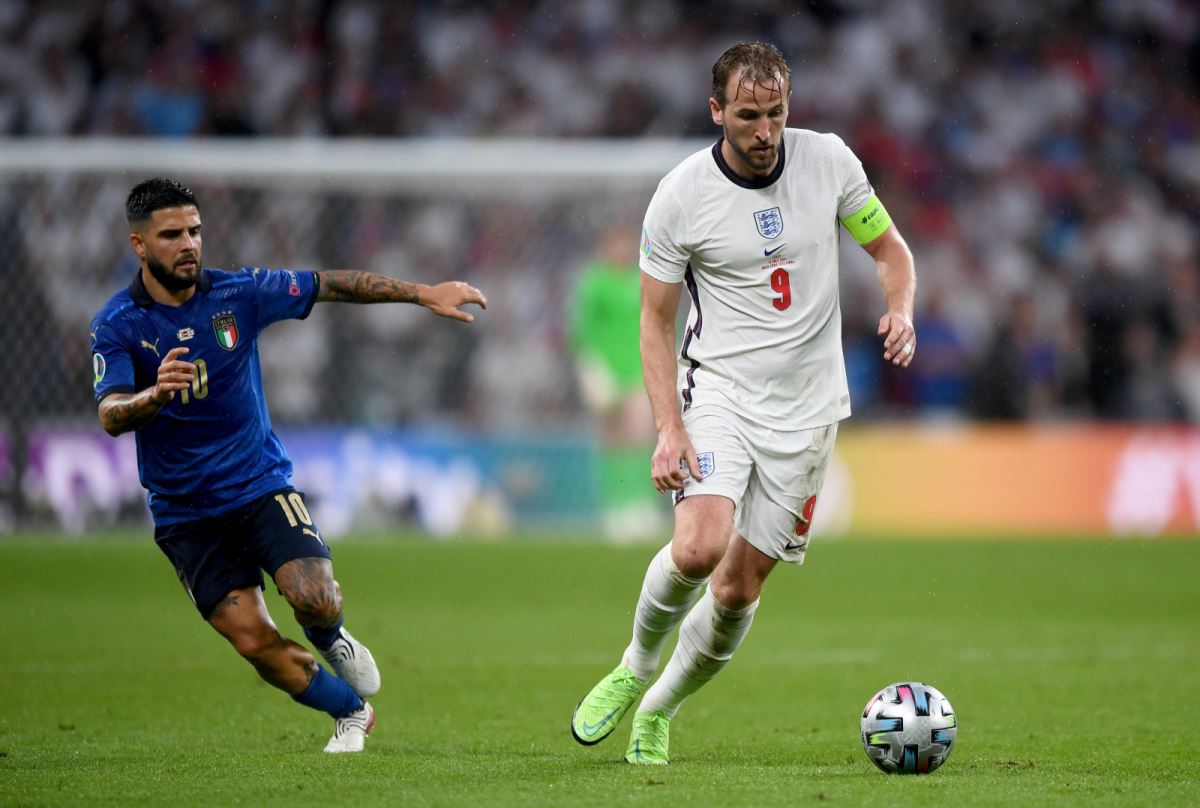 <p>EURO 2020 finalinde İtalya ile İngiltere, Wembley'de karşı karşıya geldi. İngiltere, Shaw'ın 2. dakikada attığı erken golle 1-0 öne geçti. İtalya'nın cevabı ise 67. dakikada Bonucci ile geldi. 90 dakikası 1-1 biten maçta İtalya, penaltılarla 3-2 kazanarak Avrupa'nın en büyüğü oldu. İngiltere'de penaltıları kaçıran yıldız oyuncular Marcus Rashford, Jadon Sancho ve Bukayo Saka'ya sosyal medya üzerinden ırkçı saldırılar yapıldı. Saka'ya sosyal medyadan 'Nijerya'ya dön, buradan git' şeklinde mesajlar ve ırkçı emojiler gönderildi.</p>