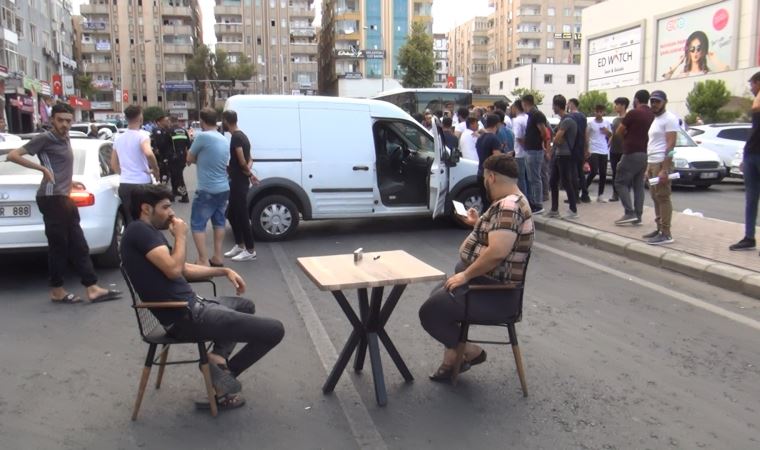 Yolu masa sandalye ile kapatıp, elektrik kesintilerini protesto ettiler