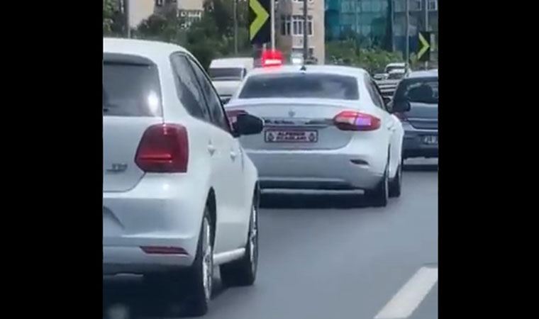 İstanbul'da çakarlı ve plakasız aracın tacizi kamerada! 