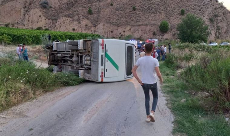 Manisa'da tarım işçilerini taşıyan midibüs devrildi: 5 yaralı