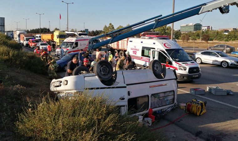 Tuzla TEM Otoyolunda araç takla attı; 2 yaralı