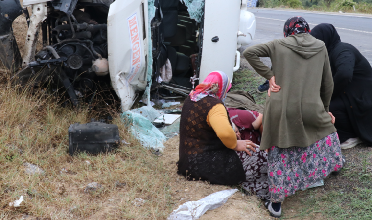 Bolu'da TIR işçi servisine çarptı: 13 yaralı