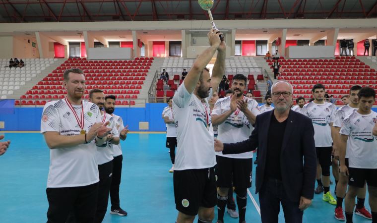 Beşiktaş'ı 30-25 yenen Eskişehir Ormanspor kupanın sahibi oldu