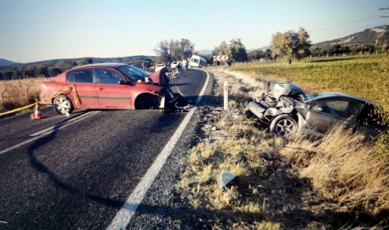 Akhisar'da 3 aracın karıştığı kazada 1 çocuk öldü, 6 kişi yaralandı