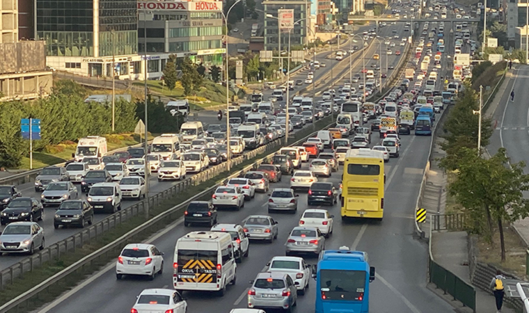 İstanbul yeni haftaya trafik yoğunluğuyla başladı