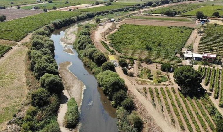 Gediz Nehri kuruyor: Kum adacıkları oluştu