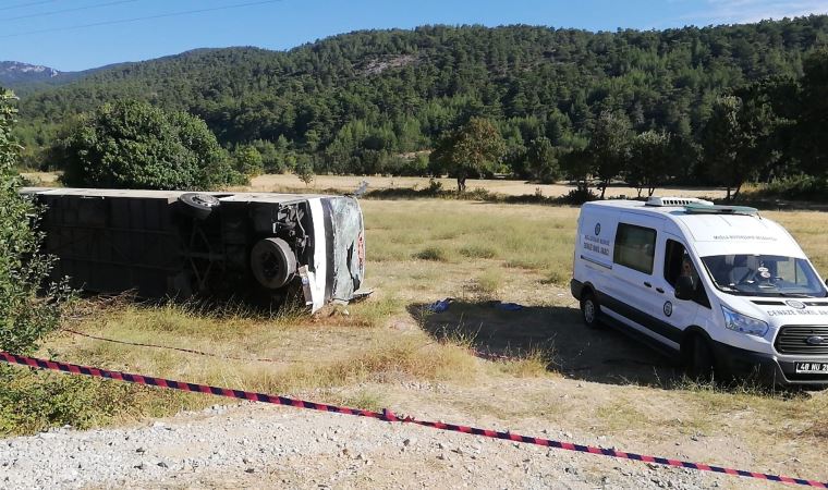 Tur otobüsü öğrenci servisine çarptı:1 ölü, 49 yaralı