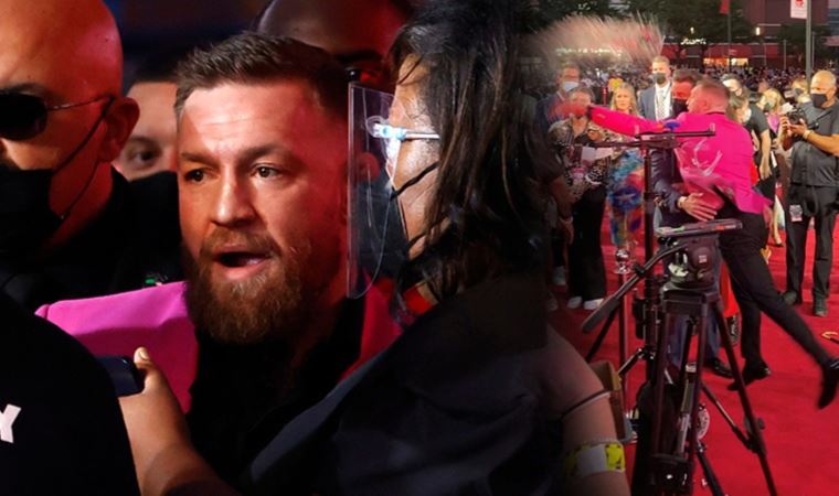 Ünlü dövüşçü Conor McGregor, ödül törenini birbirine kattı