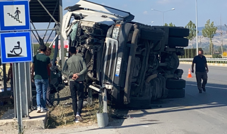 Yaya üst geçidine çarpan TIR'ın şoförü öldü