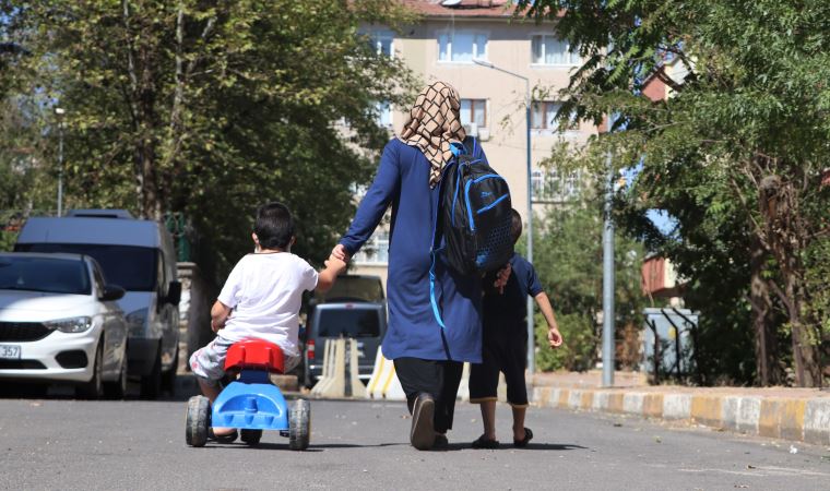 Yürüme engelli Akın'ın 3 tekerlekli bisikletle zorlu eğitim yolculuğu