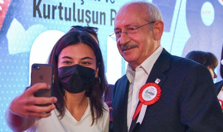 Kılıçdaroğlu, yeni kadın üyelere rozetini taktı