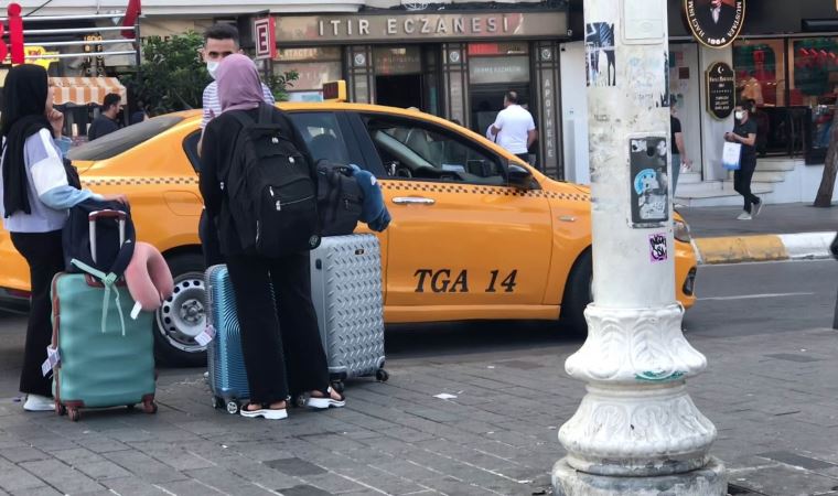 Taksim’de turistler yine taksiye binemedi