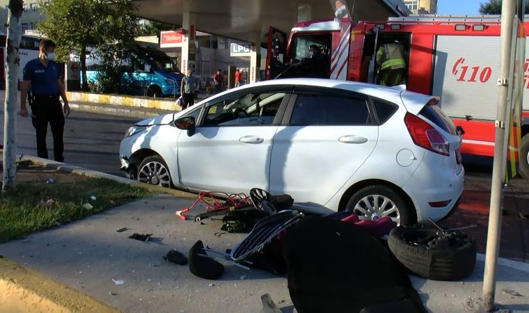 Sultanbeyli'de refüje çarpan otomobil takla attı: 2 yaralı