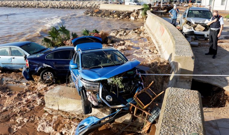 İspanya’da sel felaketi... Araçlar denize sürüklendi, 5 bin ev elektriksiz kaldı